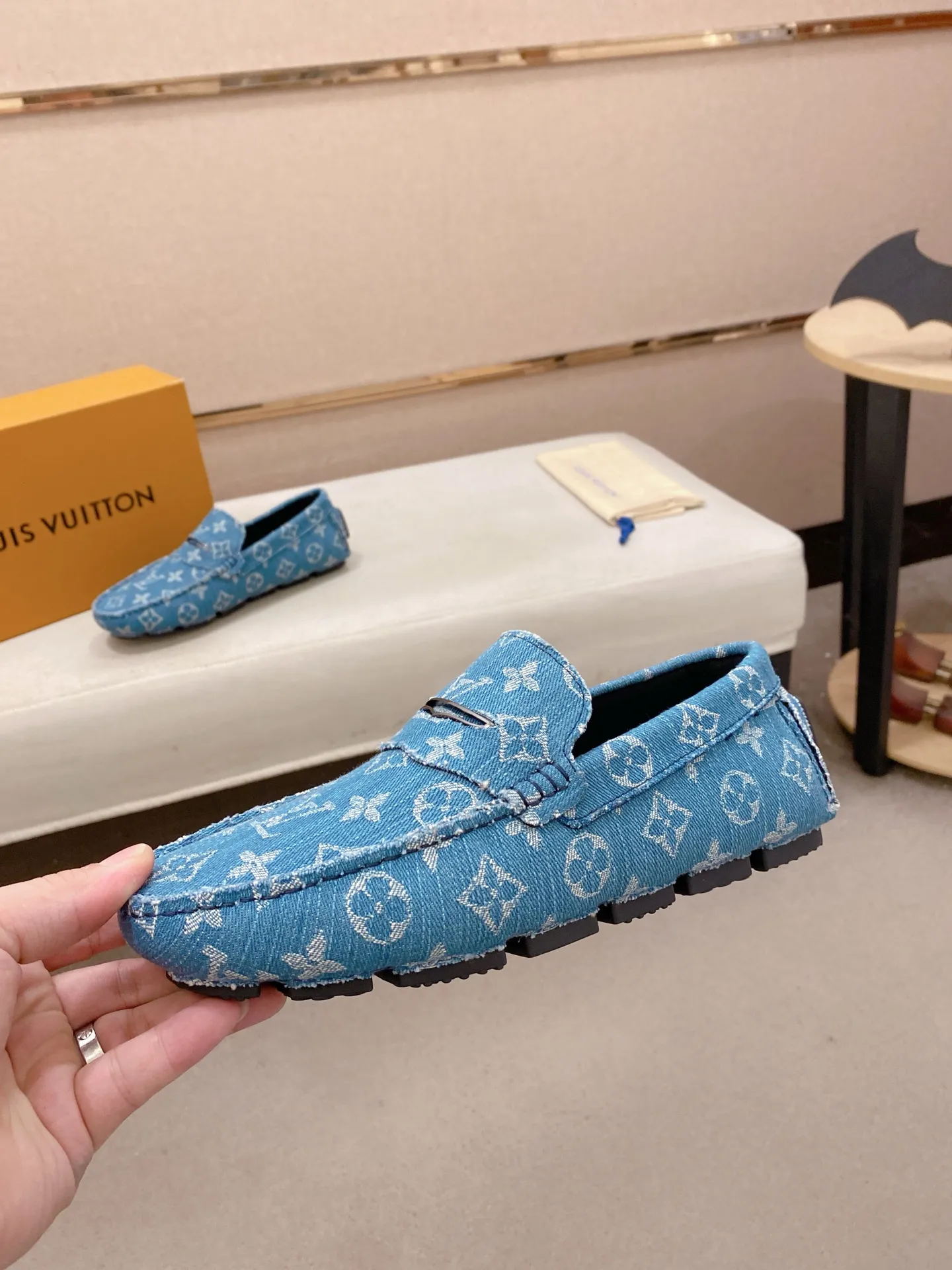 Factory price: 500💰High-end quality! LV 🆕🆕Exclusive hot-selling products in stock🔥🔥New products on the shelves, high-quality Ferragamo men's pea shoes, high-end casual driving shoes, with complete packaging! 💪 💪 Material: Imported official website one-to-one fabric 🐂 + Imported high-quality buffalo leather lining + wear-resistant outsole 👍🏻👍🏻 Features: High-end and comfortable, purely handmade 🚀 🚀 Create the perfect shoes that suit you best 🔥 🔥 Size: (38-44) 45 standard size can be customized!